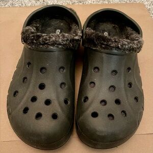 Men’s 11 fur lined Crocs, black